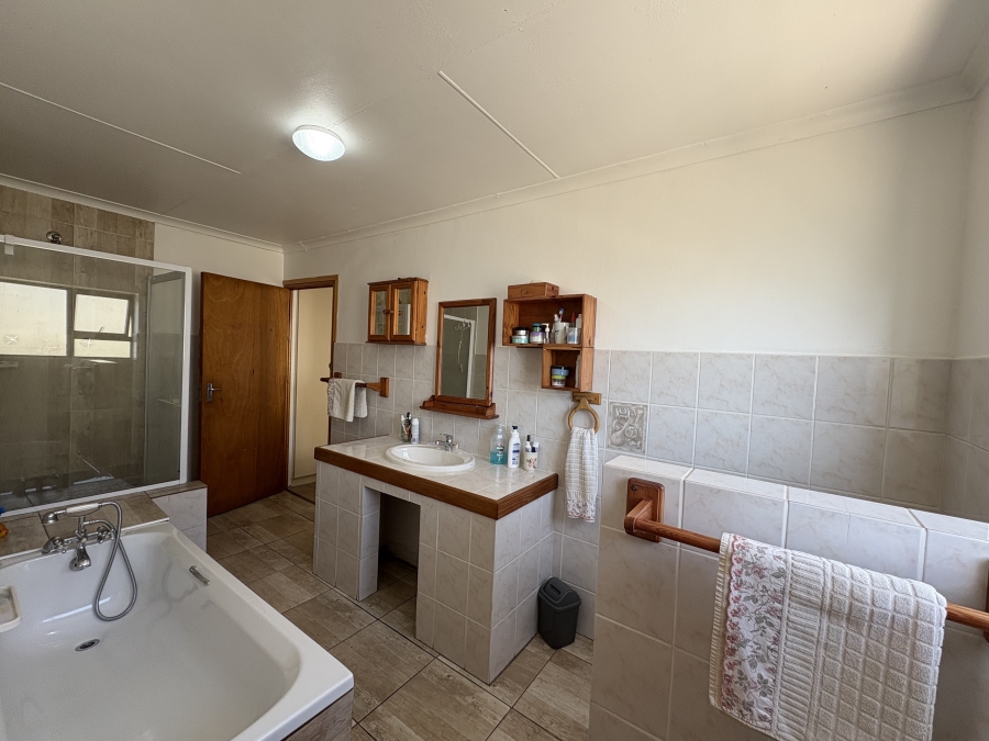 4 Bedroom Property for Sale in Pearl Bay Western Cape